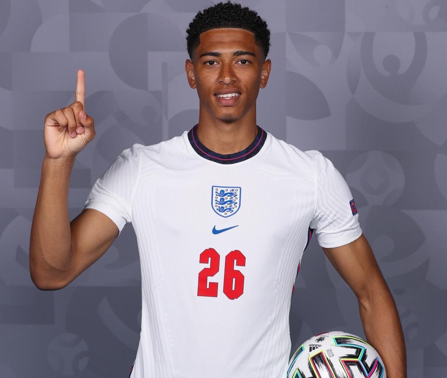 BBC：芝加哥火焰与莱万就转会展开积极谈判，球员愿意加盟（据BBC报道，芝加哥火焰与莱万就转会深入洽谈，球员倾向加盟）