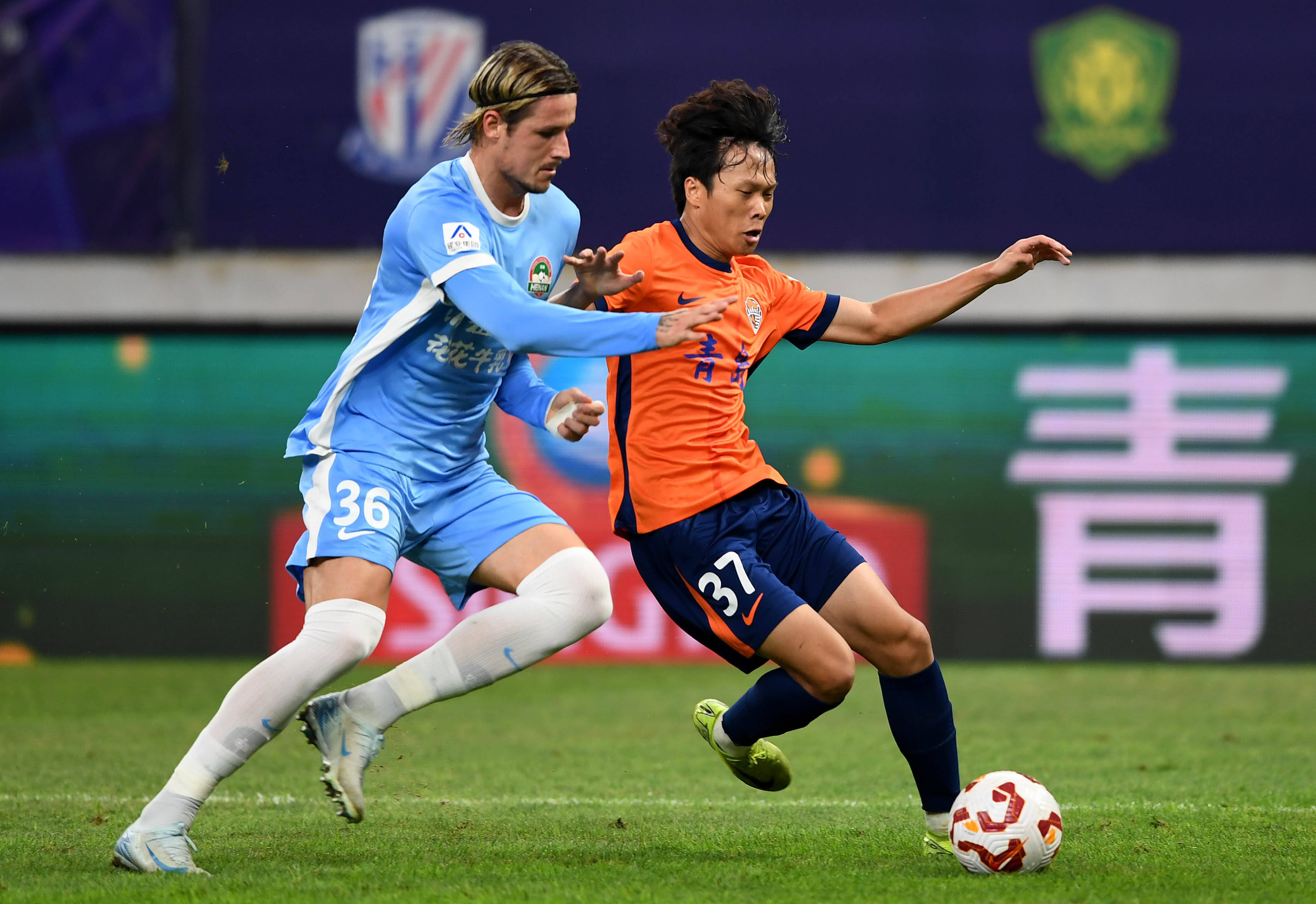 梅西再创纪录引全场欢呼（梅西再破纪录，全场沸腾）