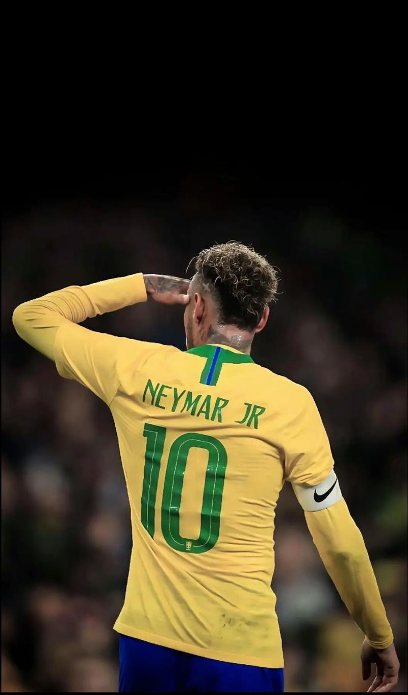 埃泽英格兰队生涯前3进球均为替补打进，为凯恩后第二人（埃泽英格兰生涯前3球皆替补破门，继凯恩后第二人）