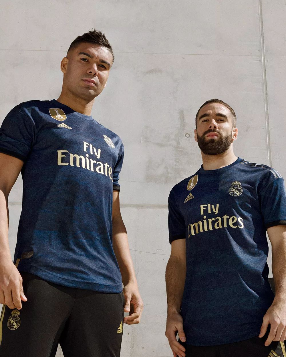 拜仁大胜巩固榜首（拜仁狂胜稳居榜首）