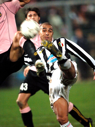 篮球湖人替补锋线表现抢眼（湖人替补锋线发挥出色）