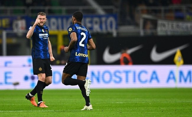 巴萨梅西任意球破门助球队领先（梅西任意球建功，巴萨取得领先）