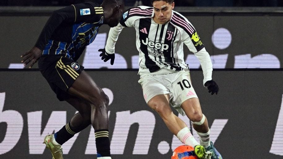 莱奥：我正在学习踢中锋，球队在场内场外都在帮助我（莱奥：正适应中锋角色，全队在场上场下给予支持）