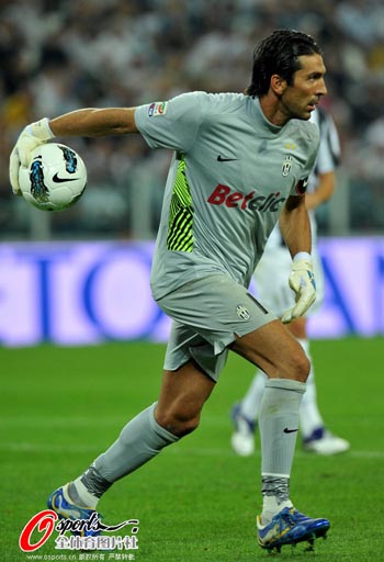 中超比赛亮点：上海海港2-1战胜山东泰山,（中超焦点战：上海海港2比1击败山东泰山）