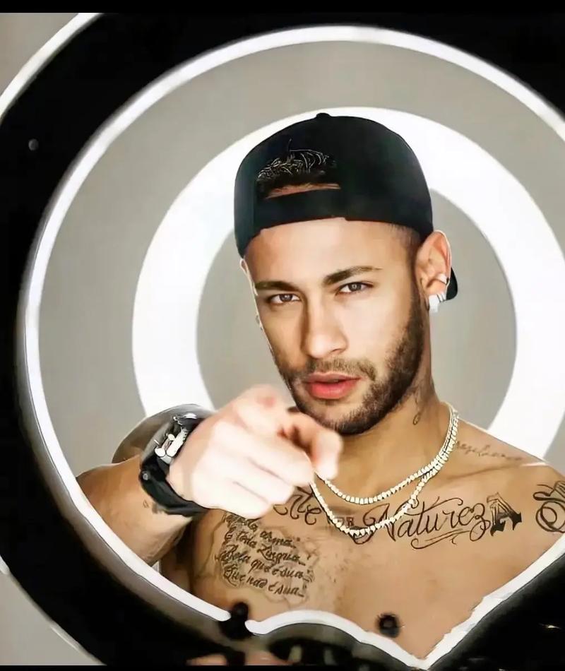 超越老穆勒！凯恩成为德甲历史上最快达成十次帽子戏法的球员（凯恩破老穆勒纪录，成德甲最快达成10次帽子戏法者）