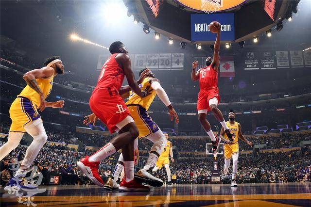 佛罗伦萨连续8场不胜，赛后哲科拿着扩音器与球迷沟通（佛罗伦萨遭遇八场不胜，赛后哲科持扩音器向球迷发声）