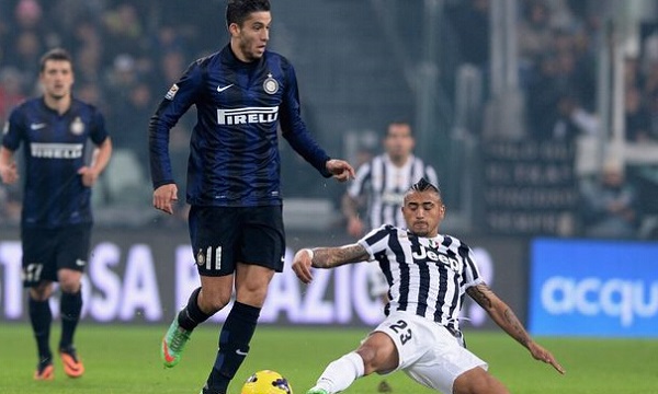 梅西再创纪录引全场欢呼（梅西再破纪录，全场沸腾）