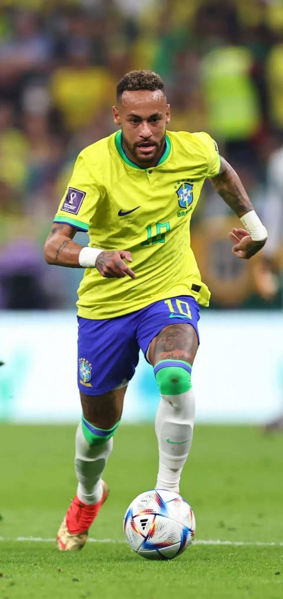 廉颇老矣？四旬老汉詹姆斯半场9投2中，仅得4分2板2助攻（岁月不饶人？四旬詹姆斯半场命中率低迷，9投2中仅取4分2板2助）